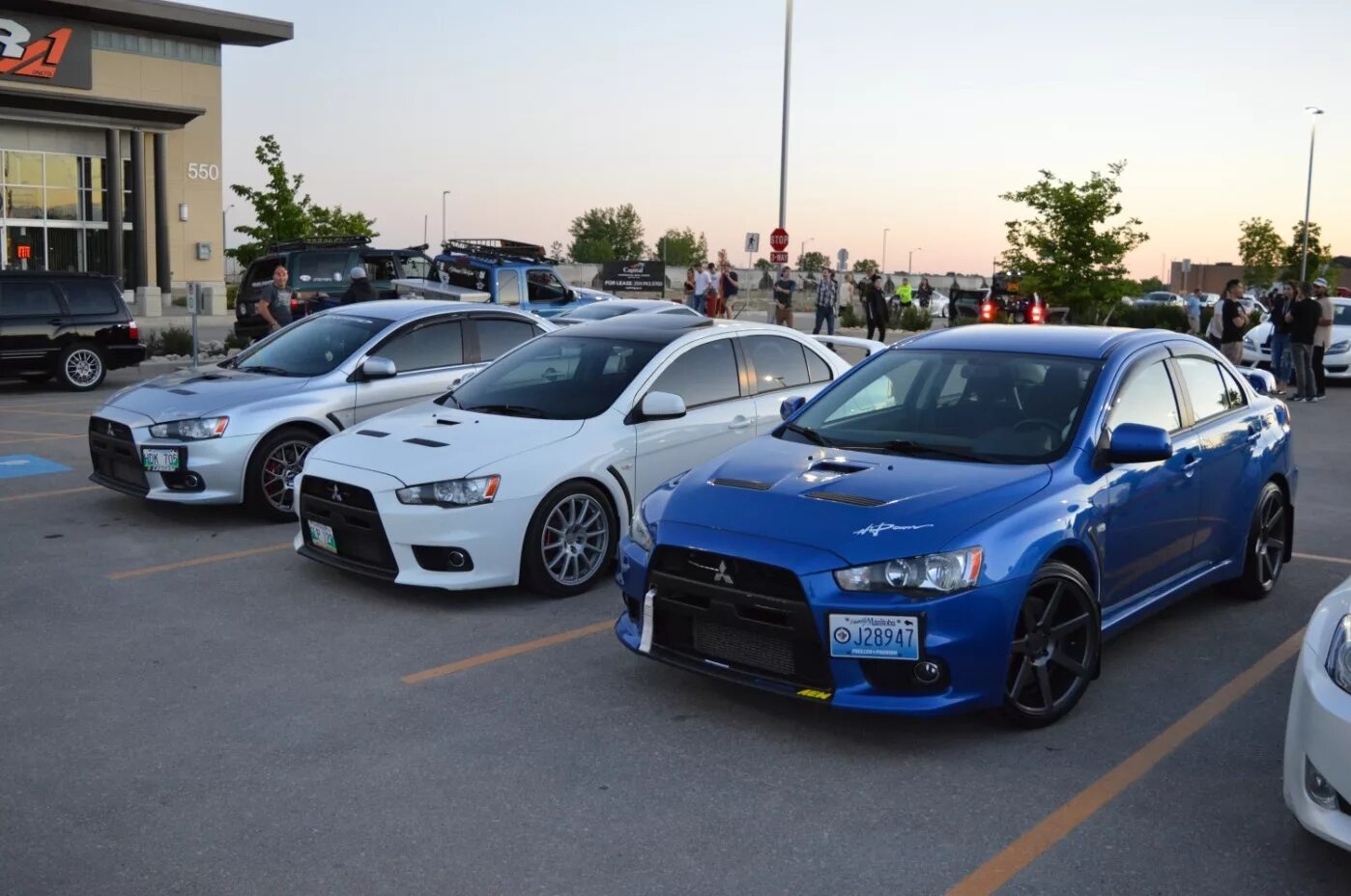 Mitsubishi club. Lancer 10 vs EVO 10. Lancer EVO X vs Lancer x. Митсубиси Лансер 10 драг рейсинговая. Лансер 10 против БМВ.