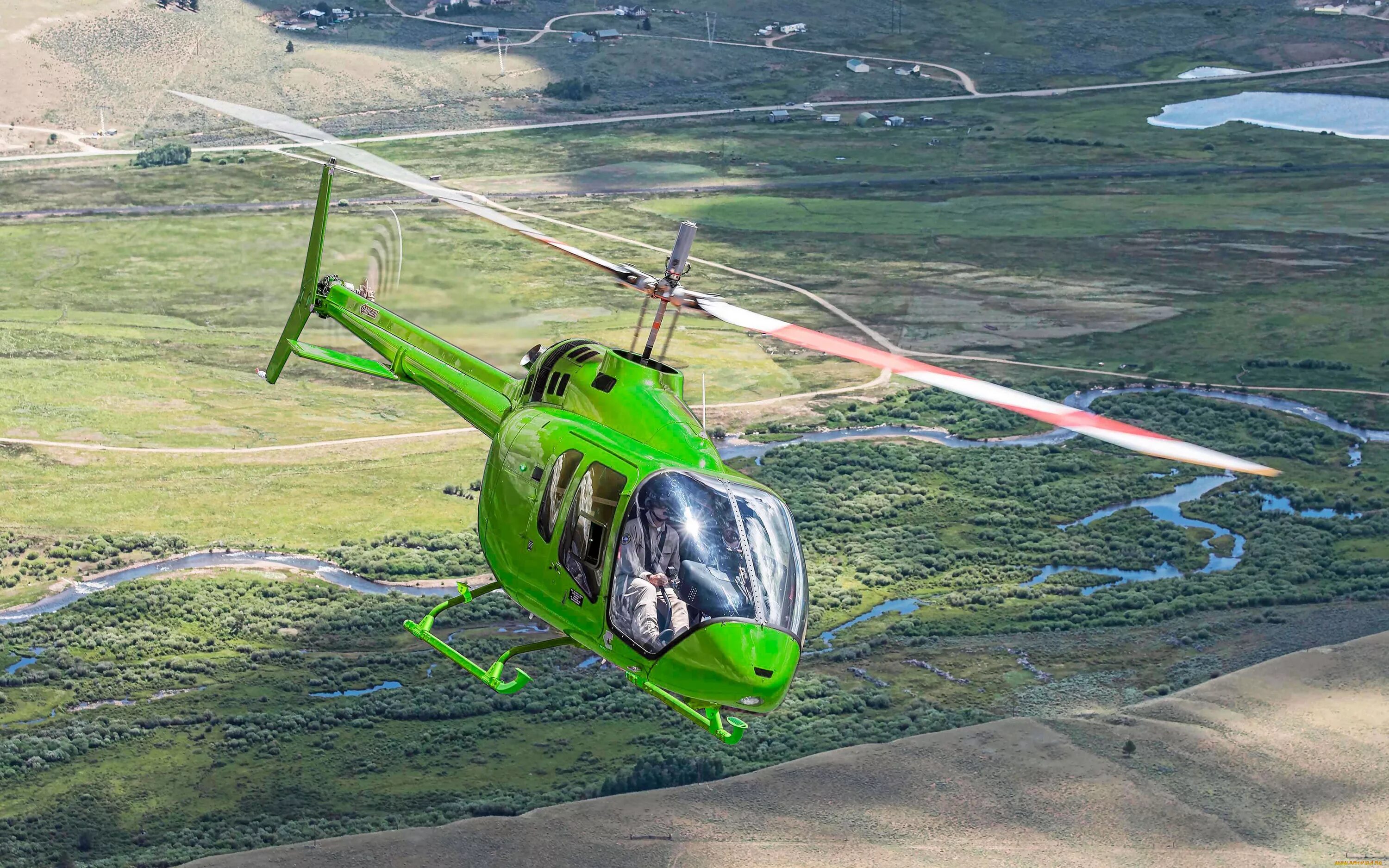 Зеленый вертолет. Белл 505 вертолёт. bell 505 jet ranger x. джет вертолет.