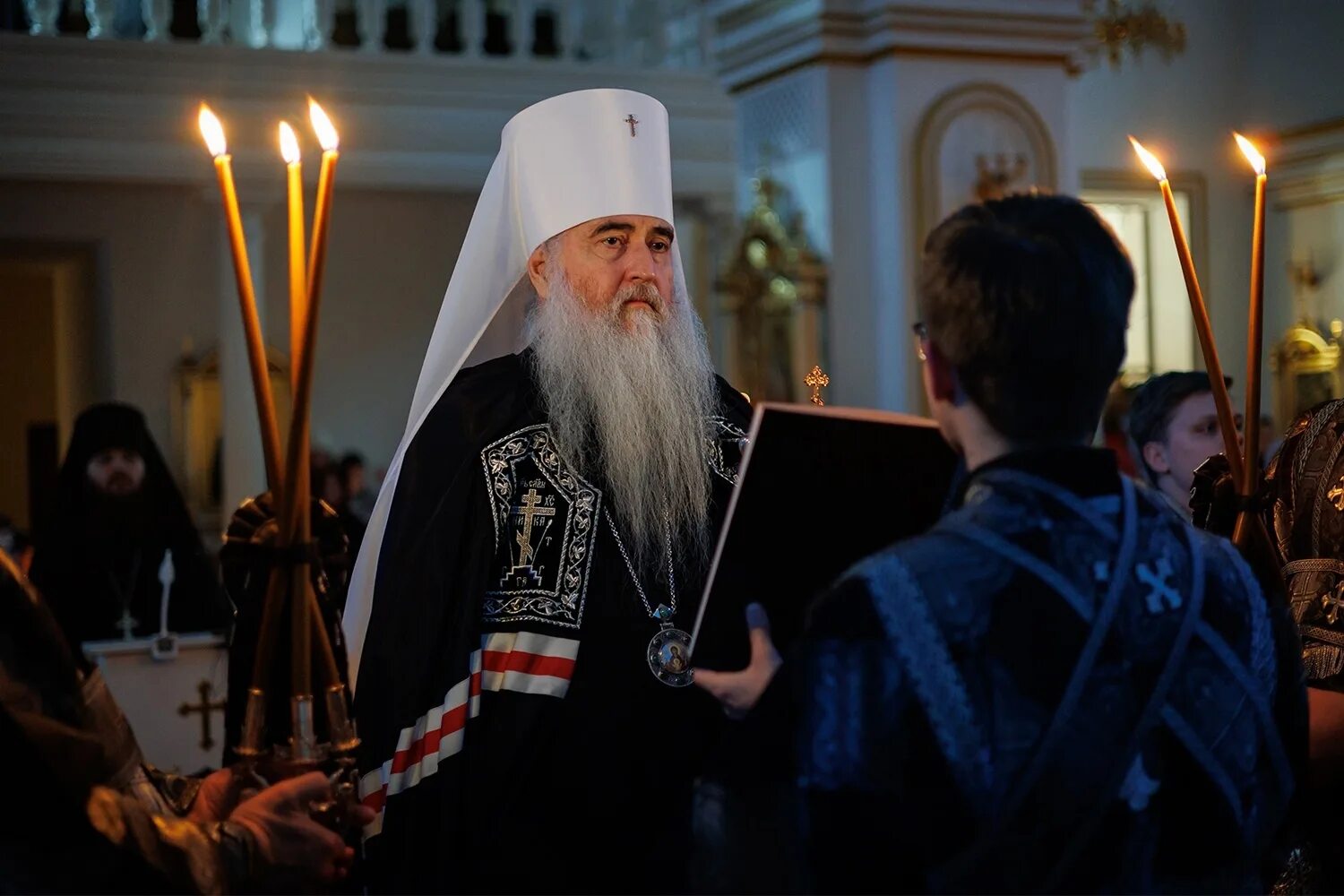 Повечерие с каноном андрея критского понедельник текст. Митрополит Лонгин. Митрополит на каноне Андрея Критского. Чтение канона Андрея Критского. Великое повечерие с каноном Андрея Критского.