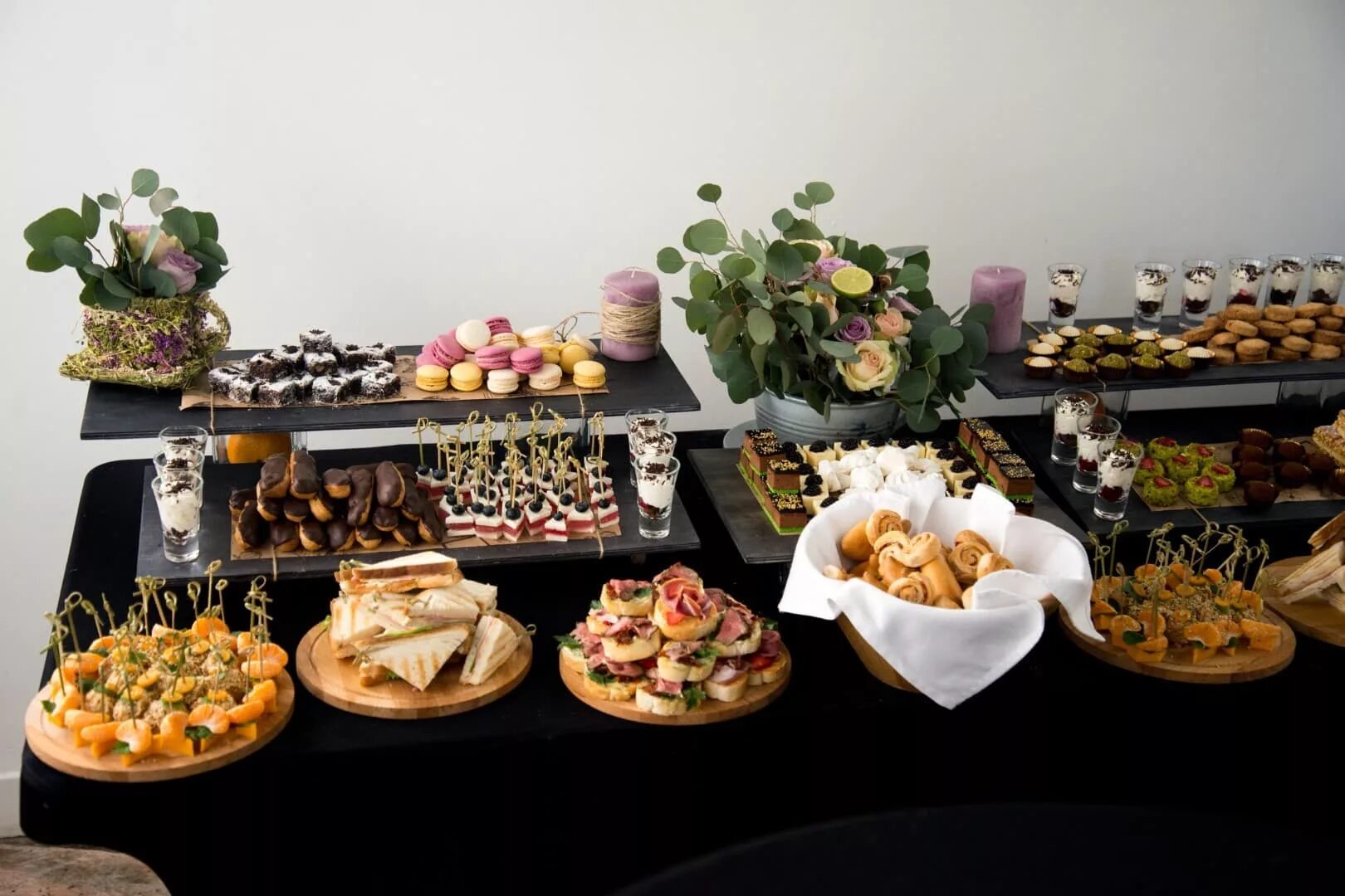 Стол фуршет. На рождение в офис еда офис. Сервировка фуршетного стола на день рождения. На рождение в офис еда офис. Фуршетный стол на день рождения.