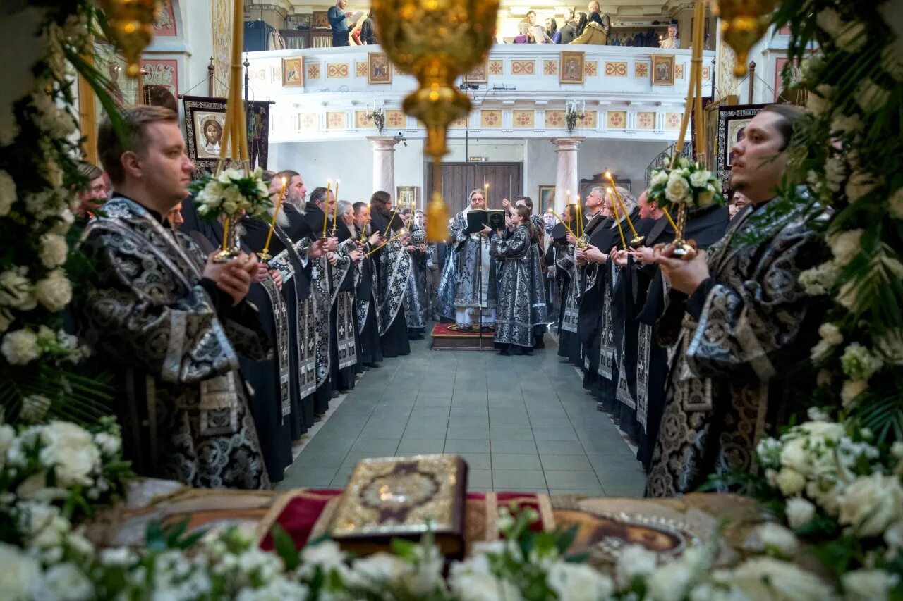 Служба в пятницу вынос плащаницы. Великая пятница вынос плащаницы. чин погребения плащаницы крестный ход. чин выноса плащаницы. великая пятница (великий пяток).