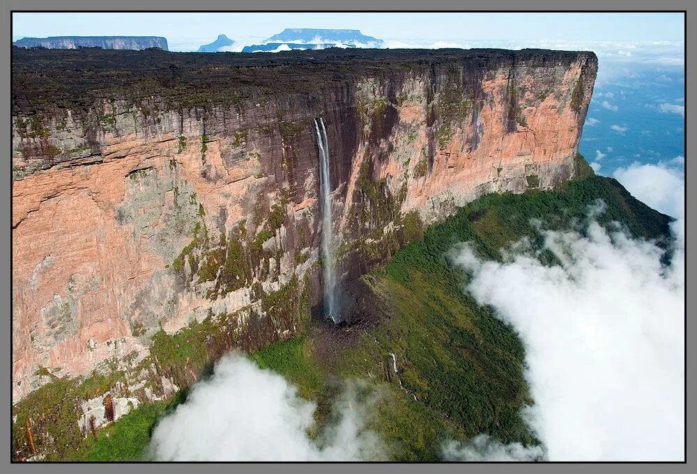 Самый высокий водопад гвианском плоскогорье. Южная Америка Гвианское плоскогорье. Тепуи Рорайма. Венесуэла плато Рорайма. Венесуэла Гвианское плоскогорье.