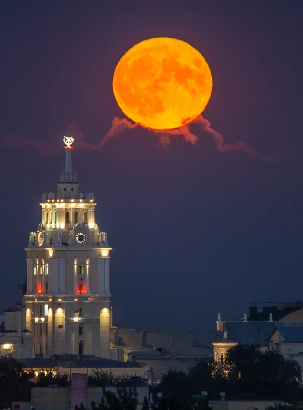 Восход луны в москве. Красная Луна в Москве. Лунное затмение. Кровавая Луна в Москве. Кровавая Луна 2022 в Москве.