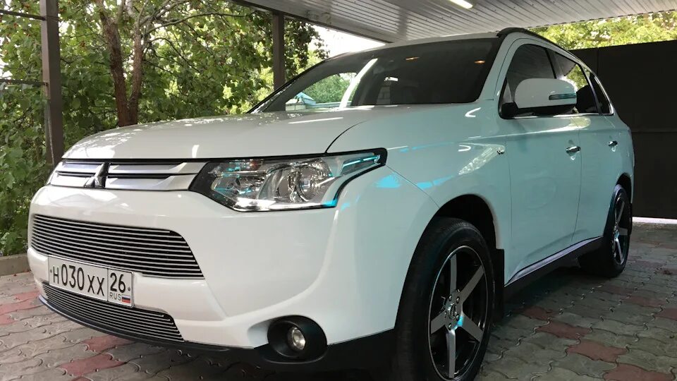 Аутлендер 3 видео. Аутлендер 3.0 2013. Mitsubishi Outlander 2013 3.0. Аутлендер 2013 v6. Тюнинг Mitsubishi Outlander 3 2013.