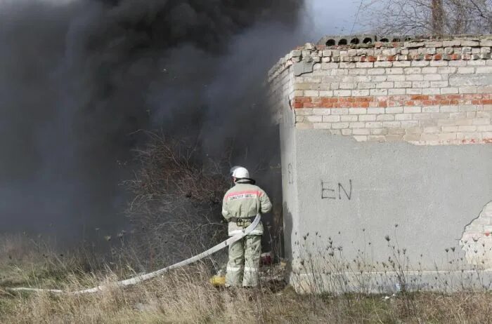 Погода в благодарном на 14. Пожар в городе Зеленокумске. Огромный пожар в Зеленокумске. Пожар на холмах в Зеленокумске. Погода в Благодарном.