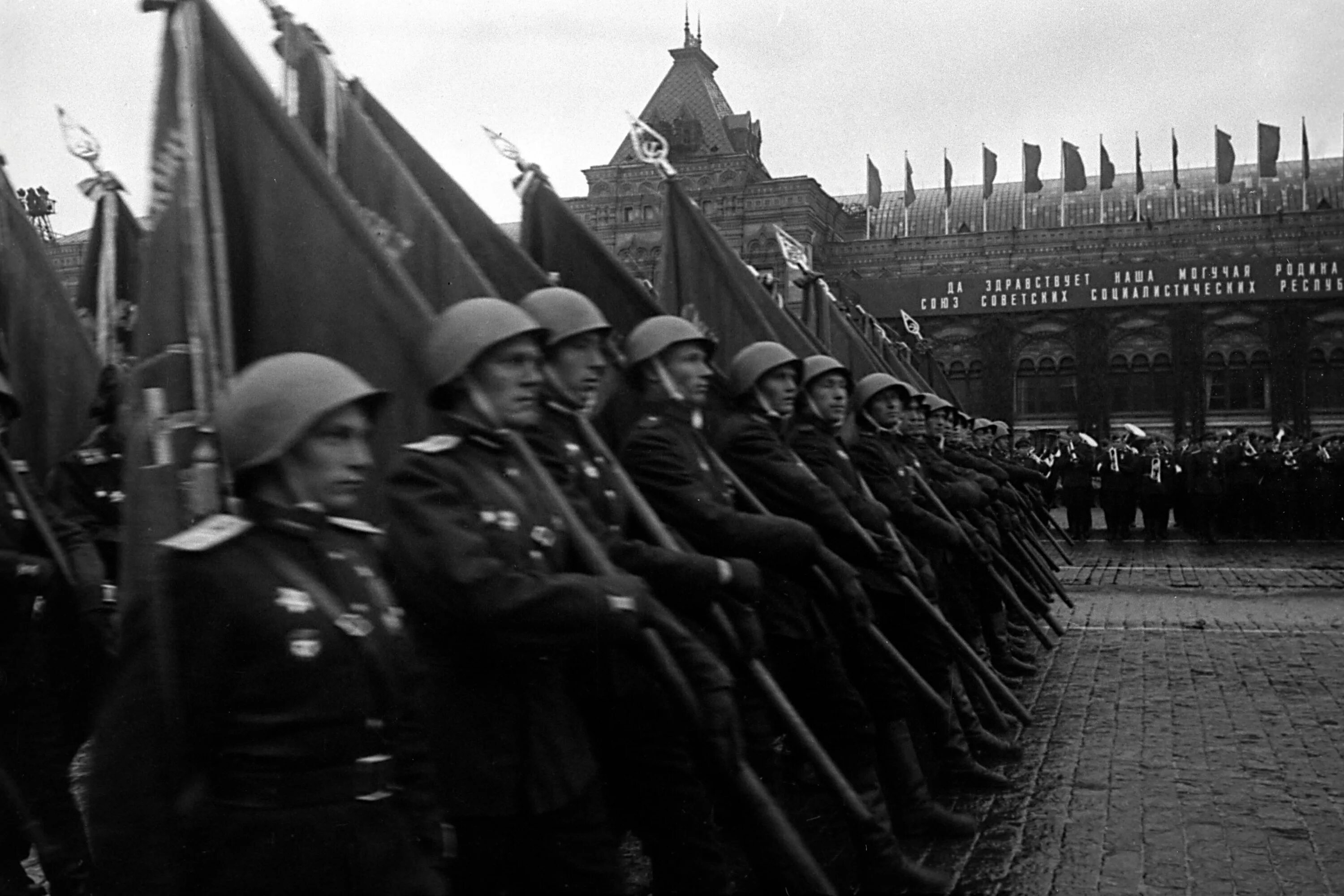 Время окончания войны. Знаменосцы на параде Победы 1945. Парад Победы СССР 1945. Кадры советского парада Победы 1945.