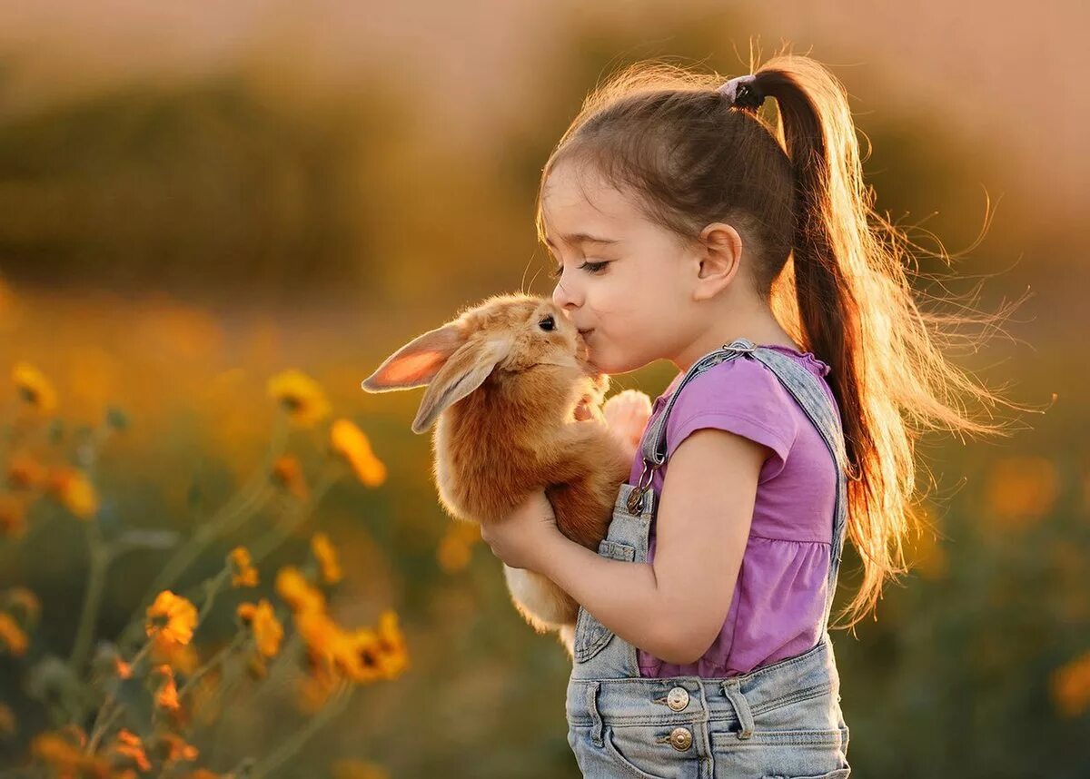 Люди проявляют доброту. Для детей. Животные. Дети с животными. Кролик для детей. Ребенок и животное.