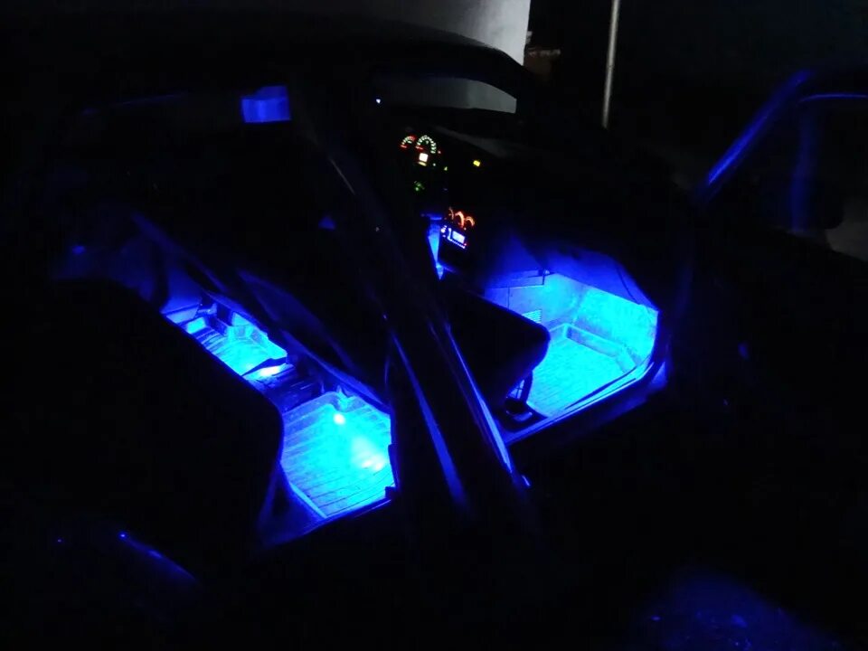Подсветка салона ford focus 2. Светодиодная лента xr0024a0. Подсветка ног ваз 2112. Подсветка колес автомобиля своими руками. Освещение зоны выхода в ногах дверей лада веста lada vesta.