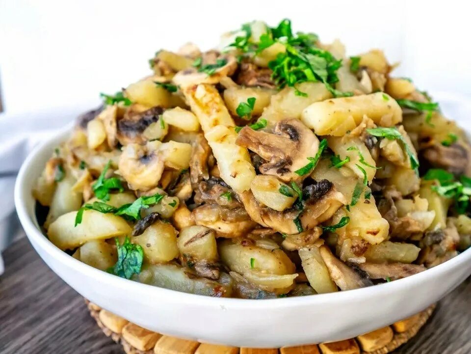 Картошка с грибами жарить рецепт. Картошка с грибами на сковороде. Картошка с грибами. Жареная картошечка с грибами. Картошечка с грибочками.