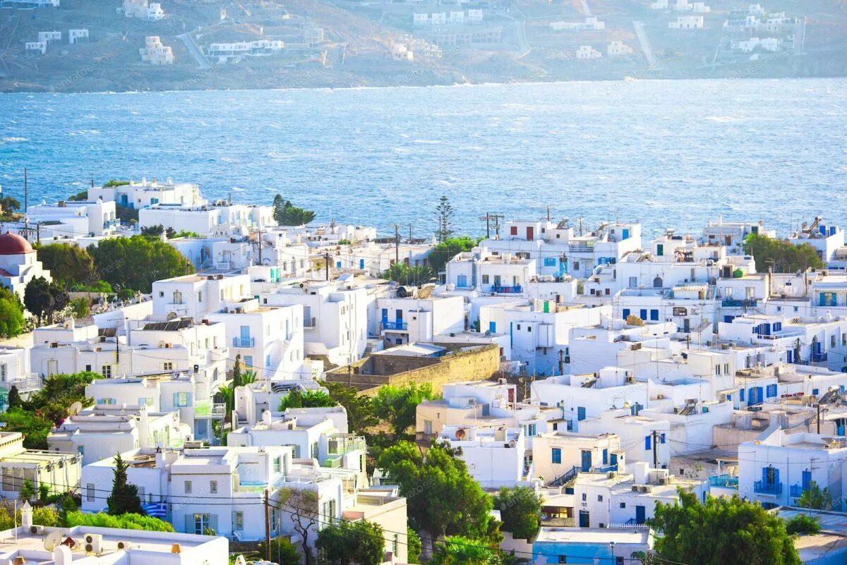 Много на греческом. Миконос (остров). Старый город на острове Миконос Греция. Старый порт Миконос Греция. Греция белый город Миконос.
