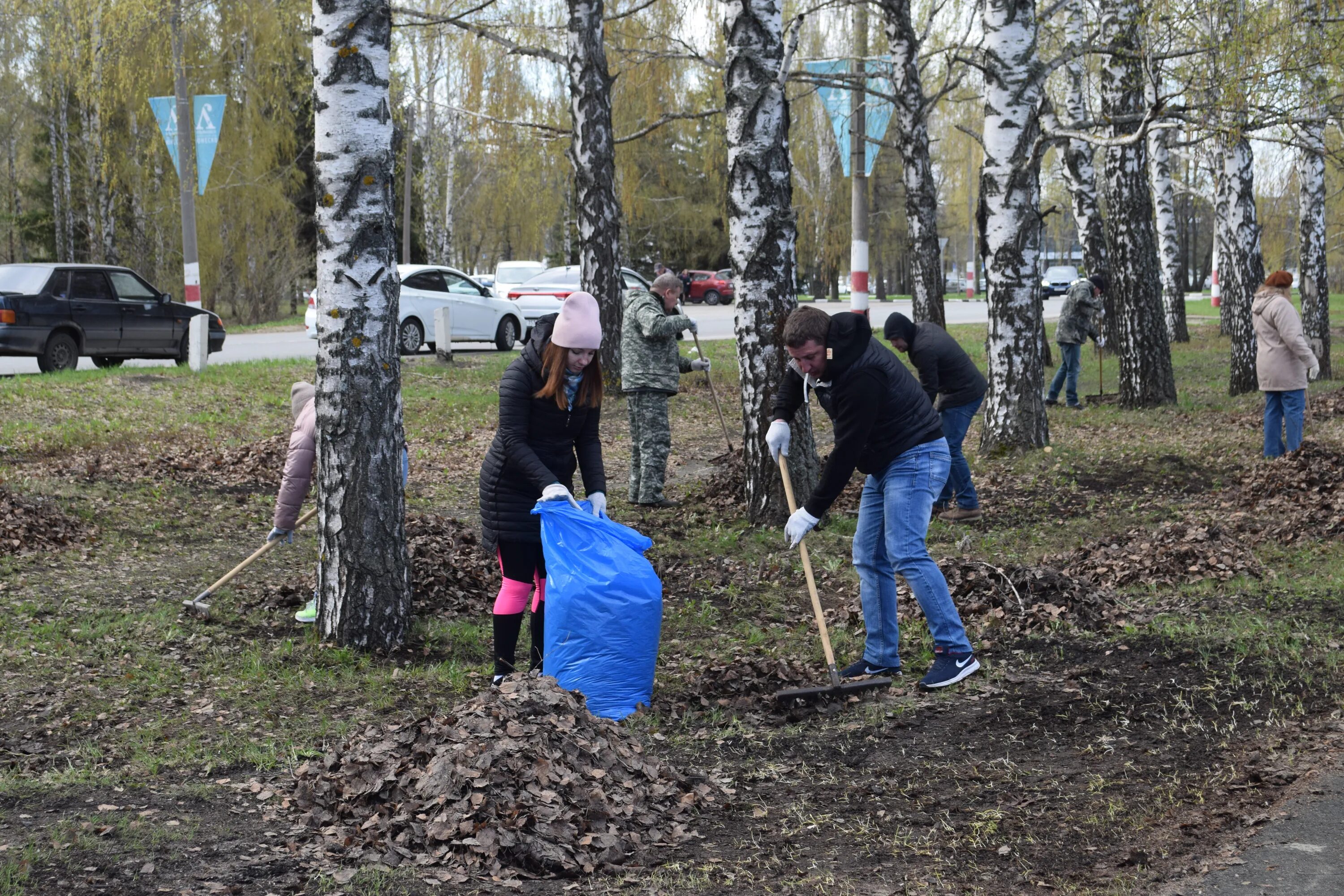 Субботник в выходной день законно ли. Субботник. Уборка территории. Городской субботник.