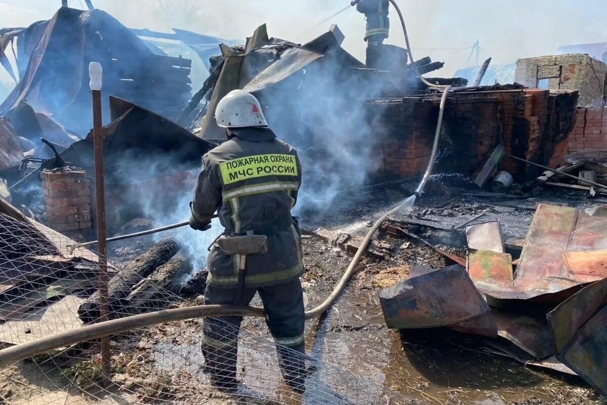 Сгорел дом в Суздальском районе. Чекмагуш пожар. Пожар в деревне Игнатьевское. Сгорел дом в раменском