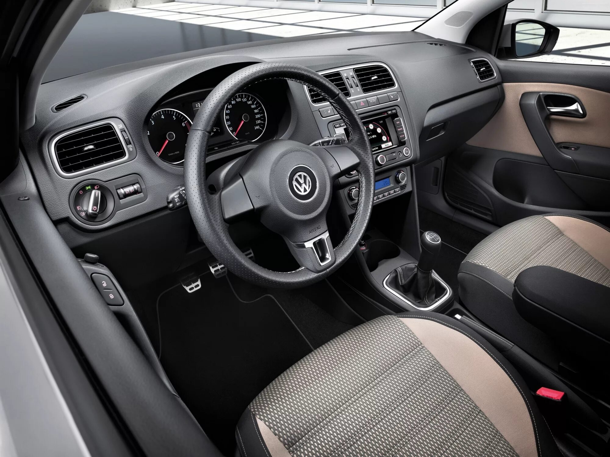 Поло интерьер. Volkswagen Polo 2011 хэтчбек салон. Volkswagen Polo 2009 Interior. Фольксваген поло хэтчбек 2011 салон. Volkswagen Polo 2010 салон.