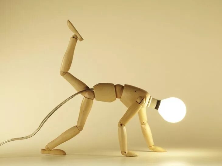 Lampe LED Bonhomme noire articulée en bois Itens de madeira, Luminaria de madeir