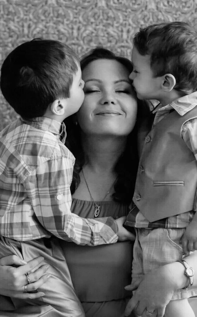 Мама и два сына. Фотосессия мама и два сына. Мать двоих сыновей. Мать с двумя сыновьями.