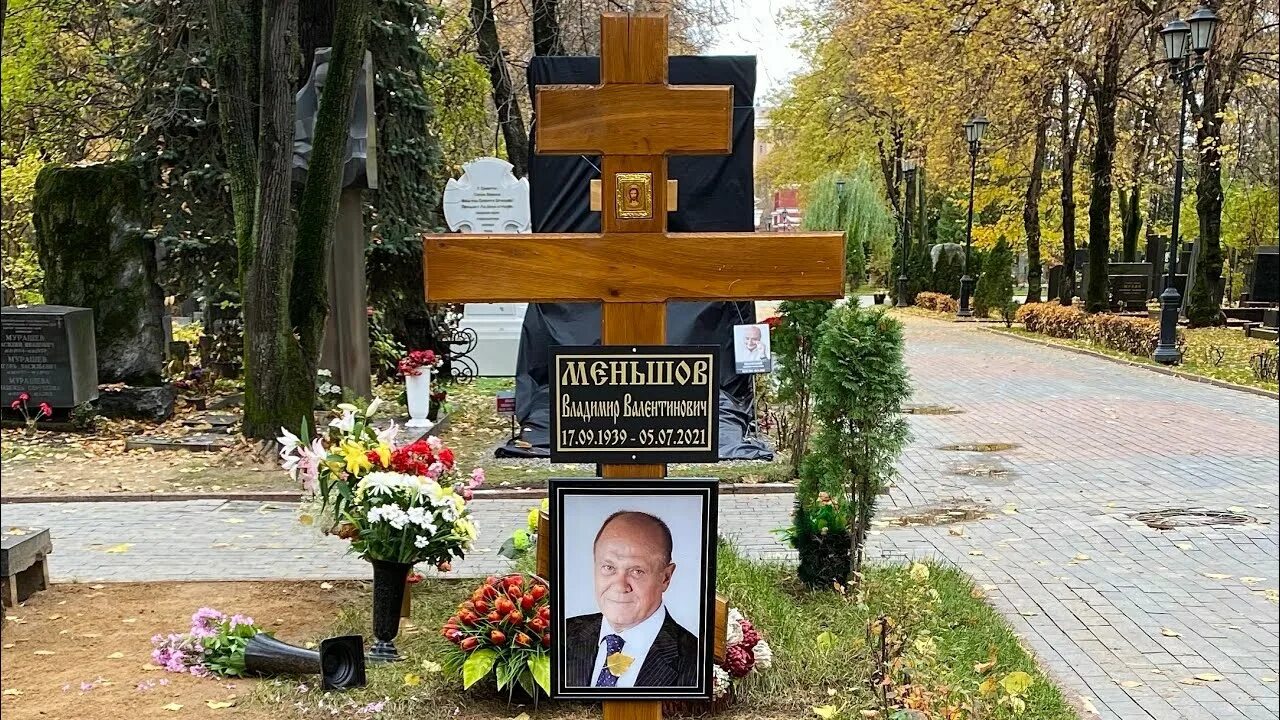 Памятник меньшову владимиру на новодевичьем кладбище фото Памятник меньшову на новодевичьем кладбище фото