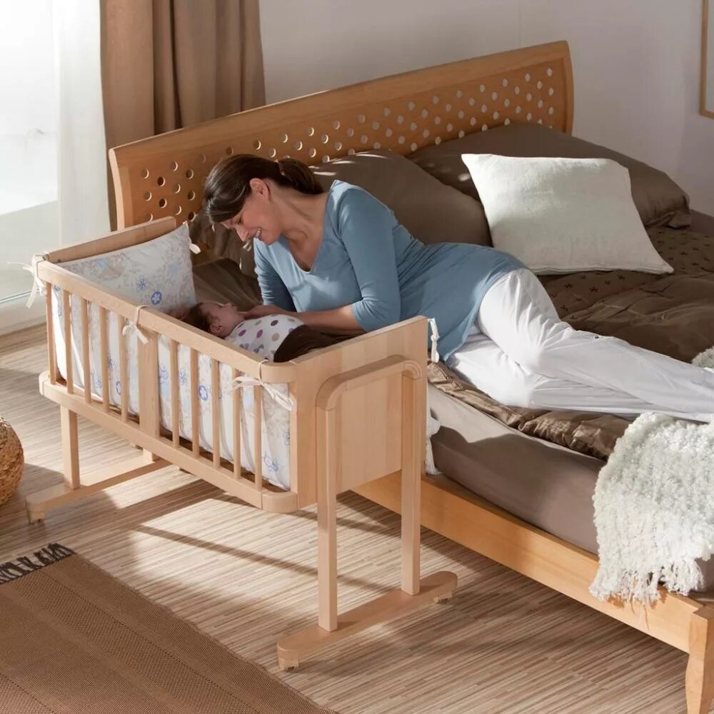 Кроватка chicco next2me. Возле детской кроватки. Кровать приставная geuther aladin. Комната для новорожденного и мамы. Возле кроватки.
