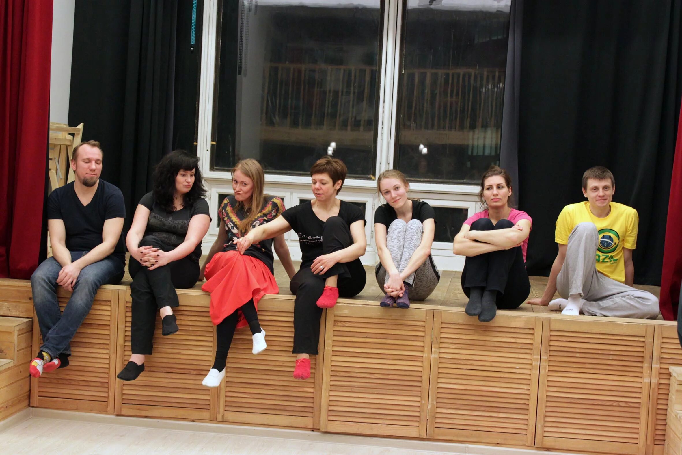Школьный театр репетиция. Занятия по актерскому мастерству. Занятия театр в школе. Подростки в театре. Занятия по актерскому мастерству.