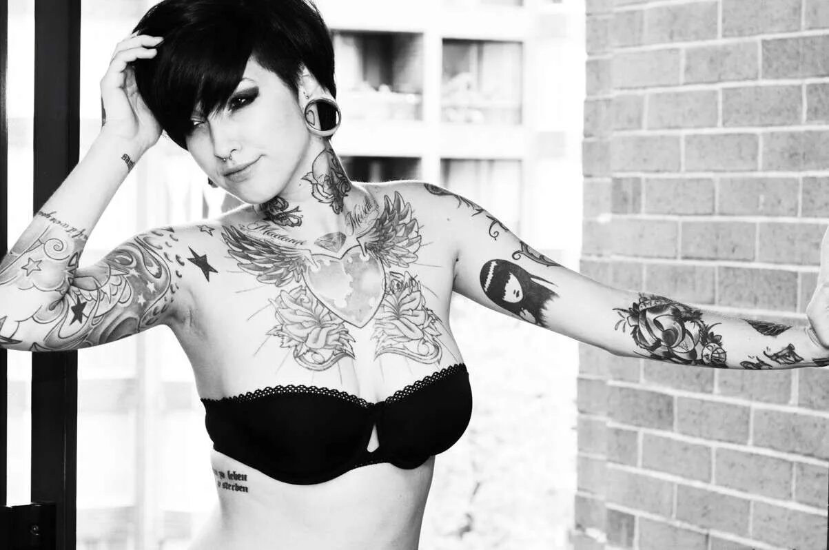 Черные тату девушки. Черные тату девушки. Тату рукав для девушек. Крутые татуировки для девушек. Черные тату девушки.