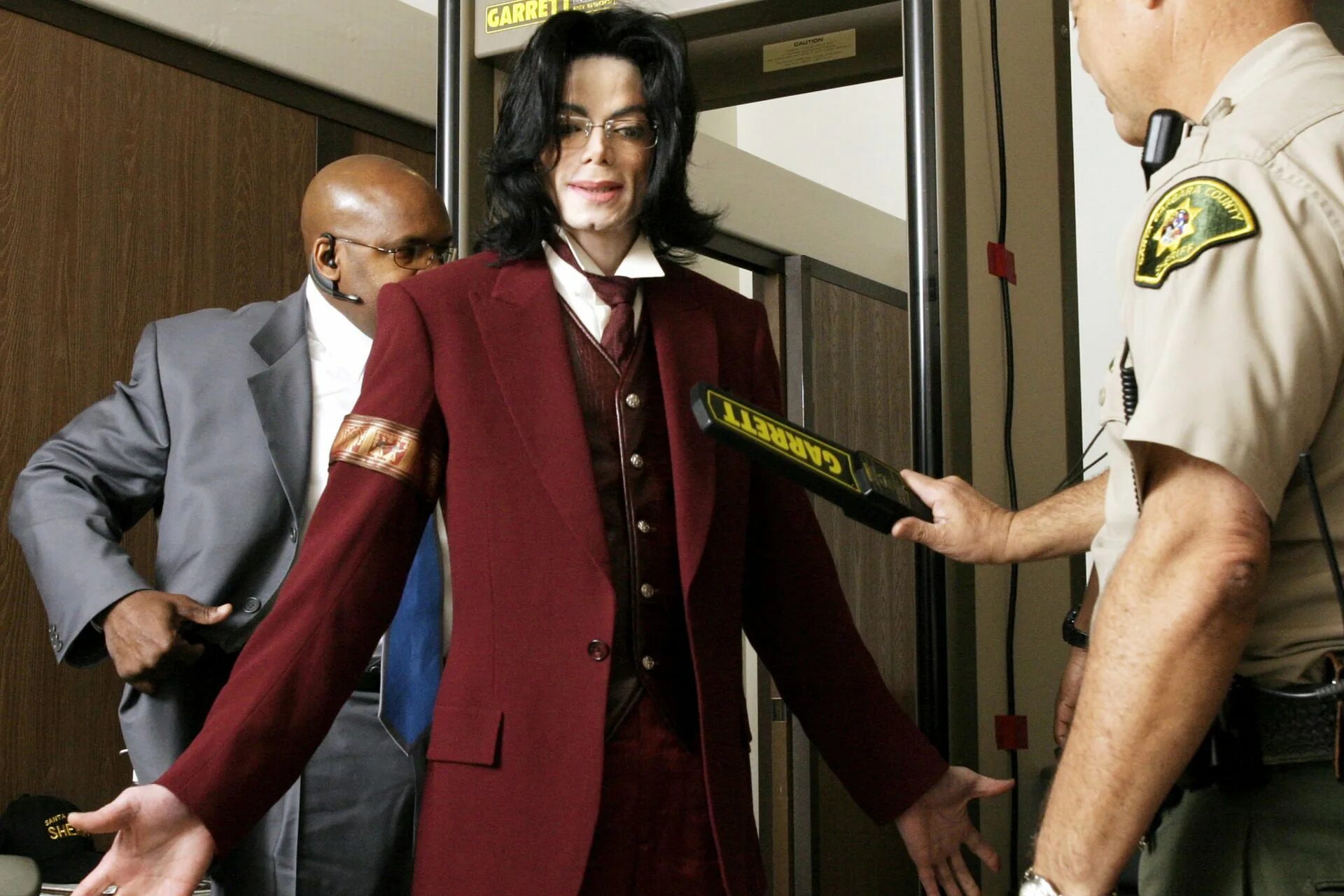 Вошли четверо. Michael Jackson 2002 в суде.
