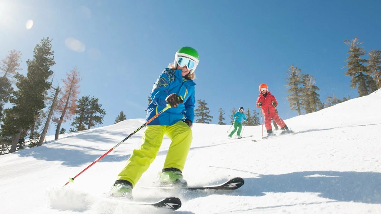 Катание на горнолыжных лыжах. Катание на горных лыжах. Горнолыжный спорт дети. Горные лыжи спорт. Дети горнолыжники.