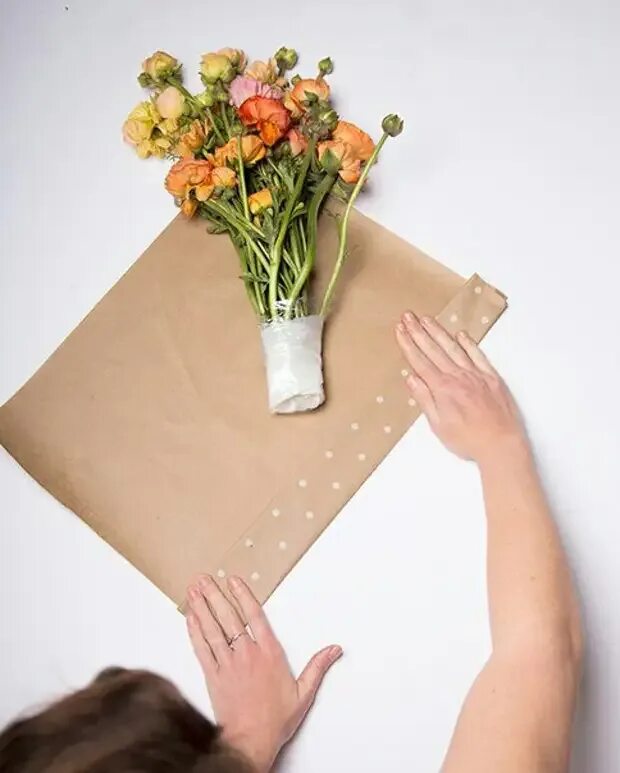 Во что упаковывают цветы. Упаковка цветов в бумагу. Красивая упаковка букета. Упаковка букета в бумагу. Упаковка букета в крафтовую бумагу.