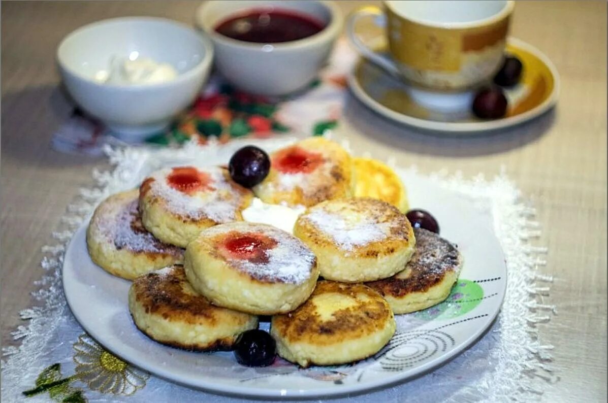 Рецепт творожников пошагово. Сырники. Сырники из творога. Сырники домашние. Творог для сырников.