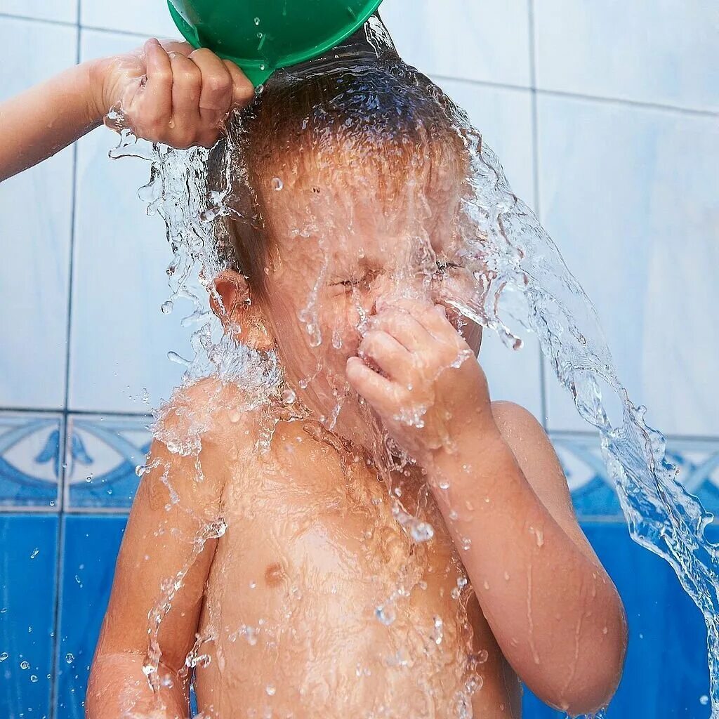 Закаливание водой детей. Воздушные ванны для детей. Малыш купается. Закаливание водой детей. Воздушные ванны для детей.