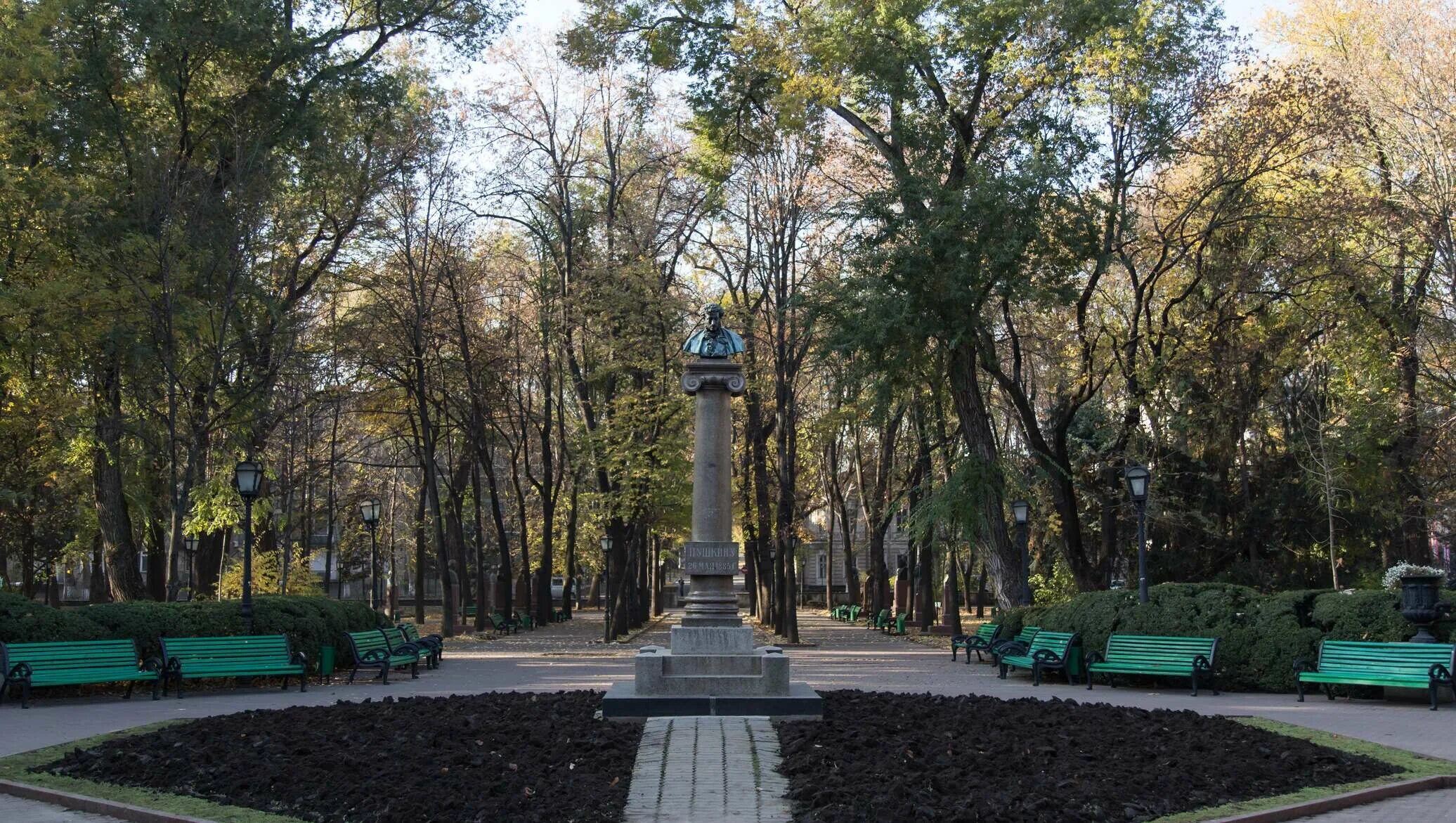 Кишинев в октябре. Парк пушкина кишинев. аллея классиков кишинёв. памятник пушкину в кишиневе. парк штефан чел маре в кишиневе.