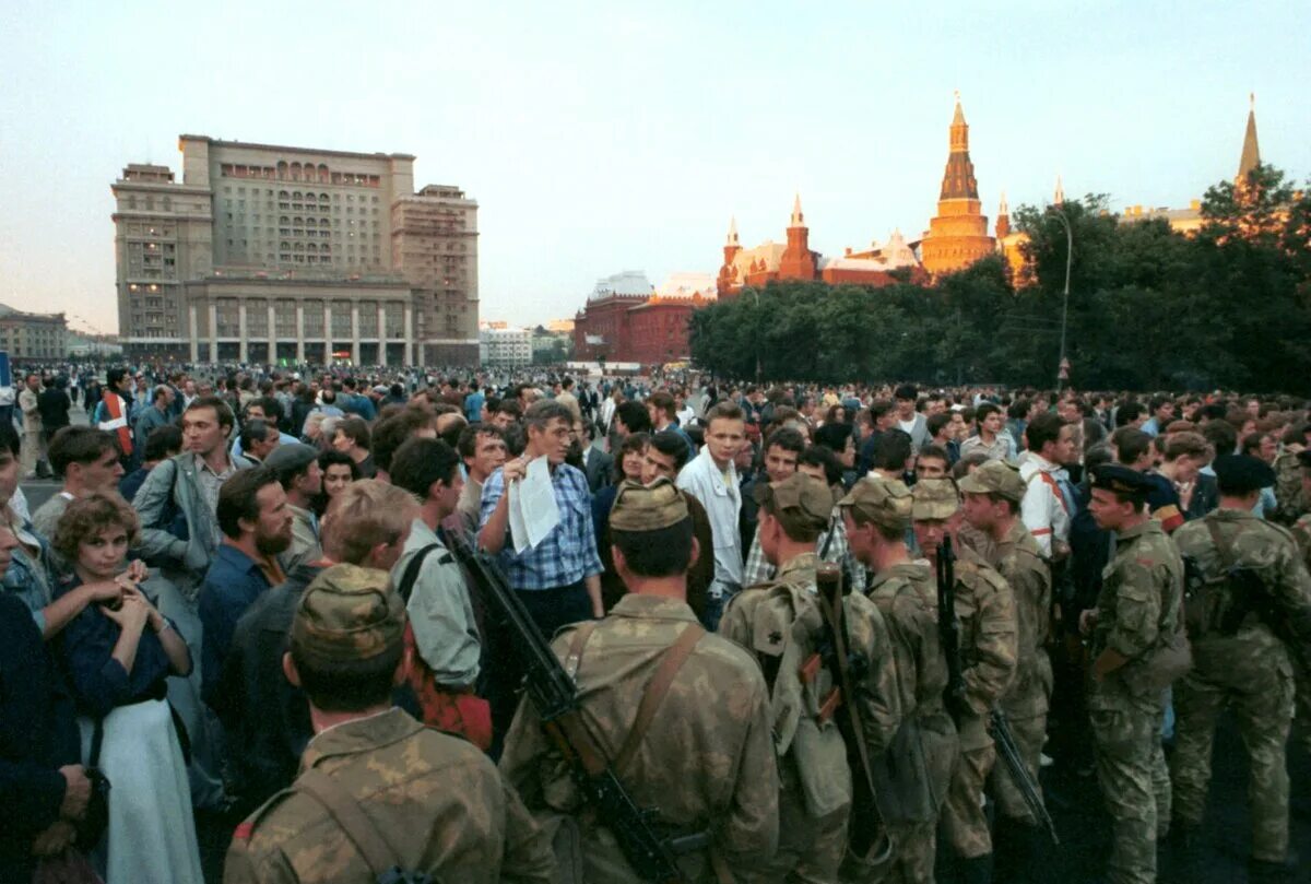 1991 год фотографии. Путч 1991 Манежная площадь. Августовский путч 1991 года. Манежной площади 1991 август. Августовский путч ГКЧП.