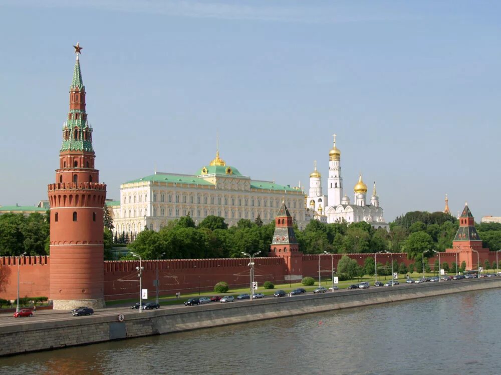 Большой Кремлёвский дворец Архитектор Баженов. Розовый Кремль. Перекраска Кремля. Кремль перекрасили.