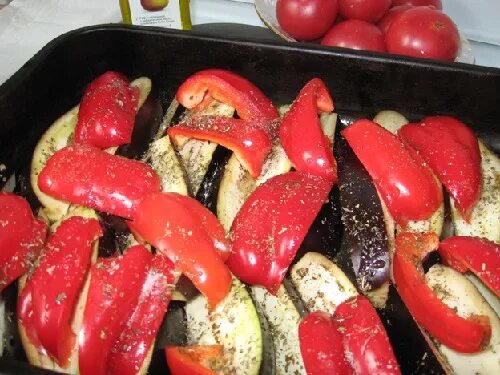 Кабачки и баклажаны в духовке. Приготовить баклажаны перец помидоры в духовке. Приготовить баклажаны перец помидоры в духовке. Баклажаны перцы в духовке. Баклажаны с овощами в духовке.