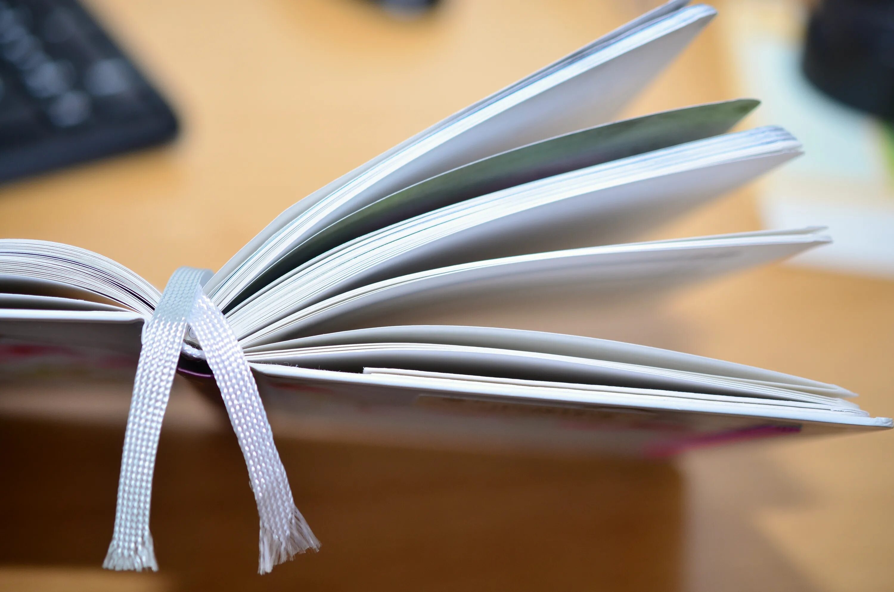 Книжка из картона. Маленькие книжки из бумаги. Маленькая книжечка из бумаги. Книжки с бумагой. Бумажная книга.
