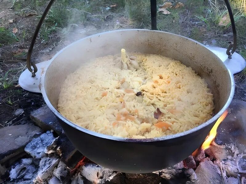 Плов в казане в узбекистане. Алюминиевый казан для плова. Готовка на природе. Плов в казане. Плов в казане в узбекистане.