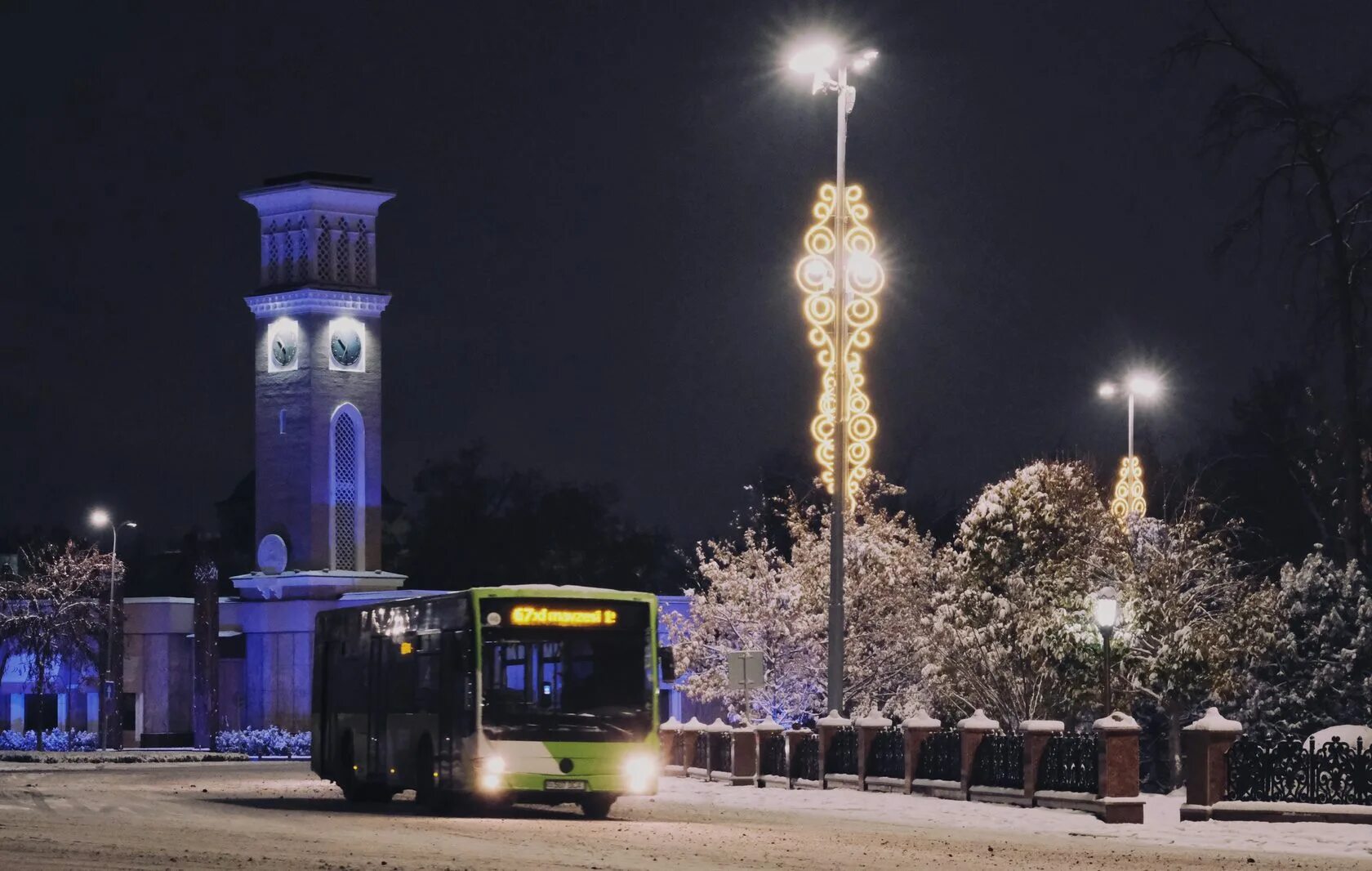 Ташкент вечером. Ночной Ташкент Ташкент. Tashkent City Ташкент зима. Куранты Ташкент. Узбекистан Ташкент зимой.