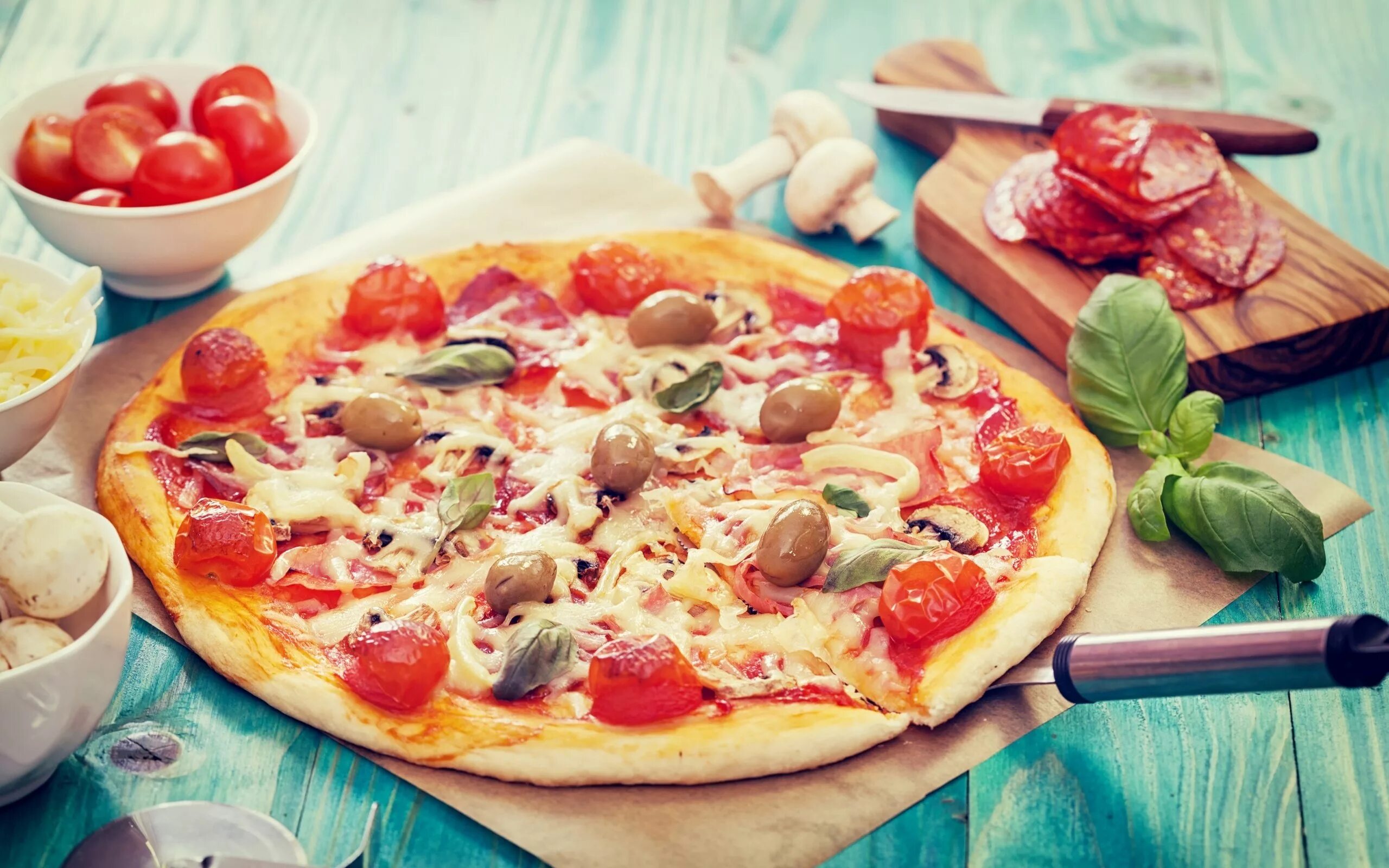 Пицца с салями и помидорами. Пицца с оливками и колбасой и помидорами и сыром. Пицца с колбасой и помидорами. Пицца с колбасой и сыром и помидорами. Уномоменто пицца