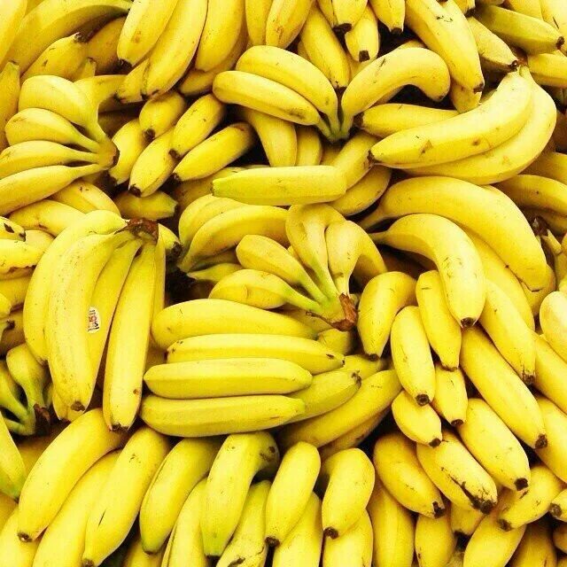 Несколько бананов. Двойной банан. Много бананов. Гора бананов. Фрукты банан.