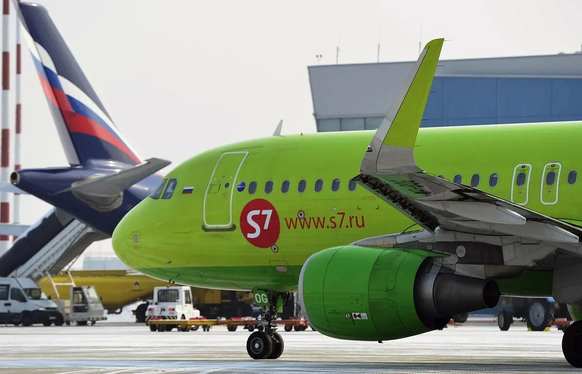 S7 airlines россия. Аэрофлот s7 Airlines. Суперджет 100 s7 Airlines. Аэрофлот vs s7 Airlines. ЮТЭЙР: s7 Airlines.