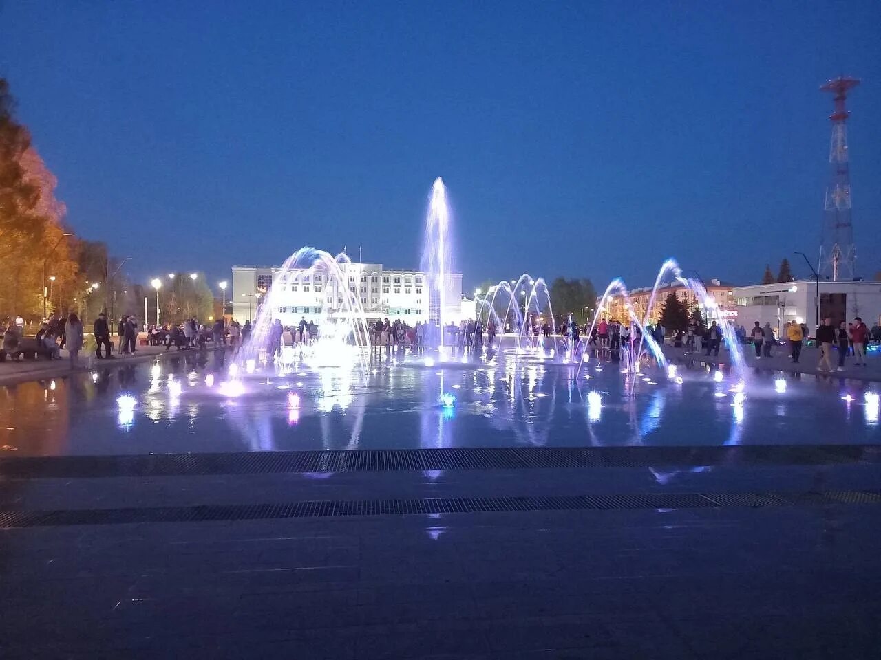 Режим работы фонтанов ижевск 2025. Центральная площадь ижевск. центральная площадь с фонтаном. красивые места в ижевске. фонтан ижевск на центральной.