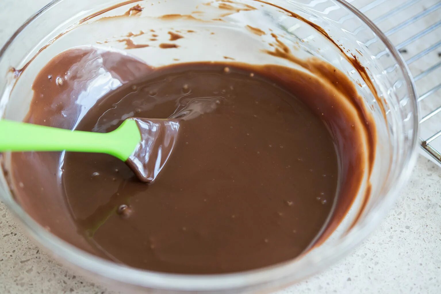 Залить шоколадом. Шоколадный заварной крем. Глазурь с какао. Шоколадный крем из какао. Крем для торта с какао порошком.