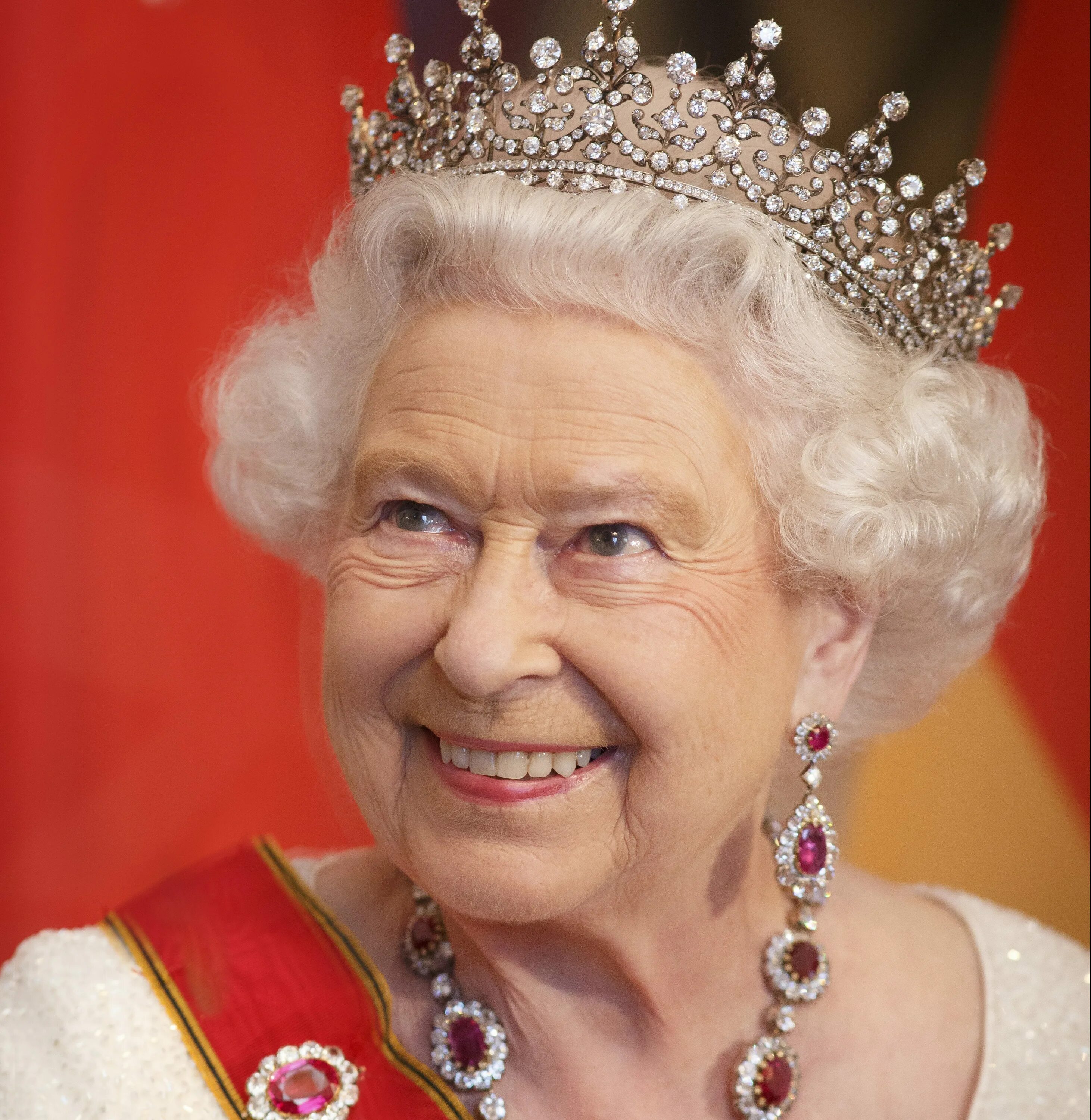 Корона Елизаветы 2. Покажи картинку королевы