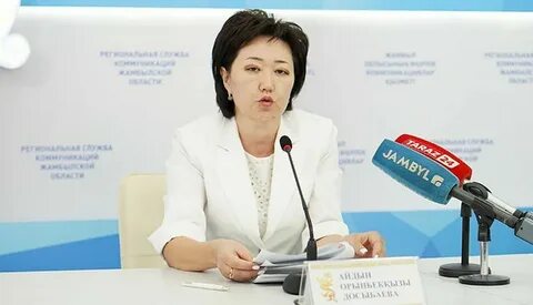 Қыз үлкен заттарды анусқа итереді