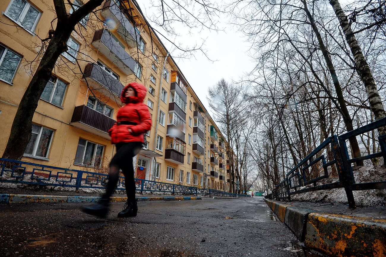 Малыш живет в квартире 41 пятиэтажного дома. Хрущевки. Пятиэтажки в Москве. Дом хрущевка. Старая пятиэтажка.