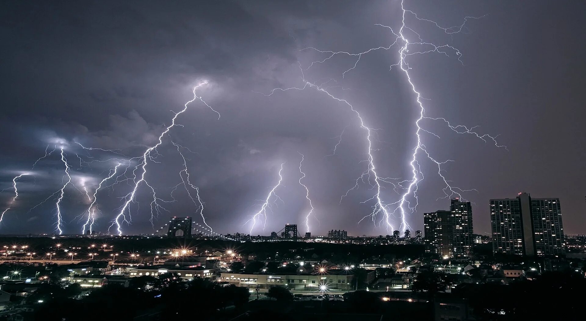 Thunder rain. Гроза молния. Гром гроза. Красивая молния. Красивая гроза.