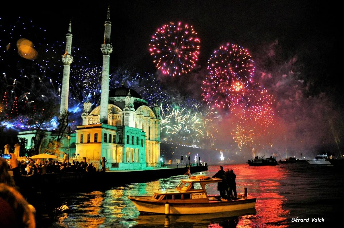 Turkey new. Ортакёй Стамбул салют. Турция Истанбул. Стамбул новый год. Стамбул в новогоднюю ночь.