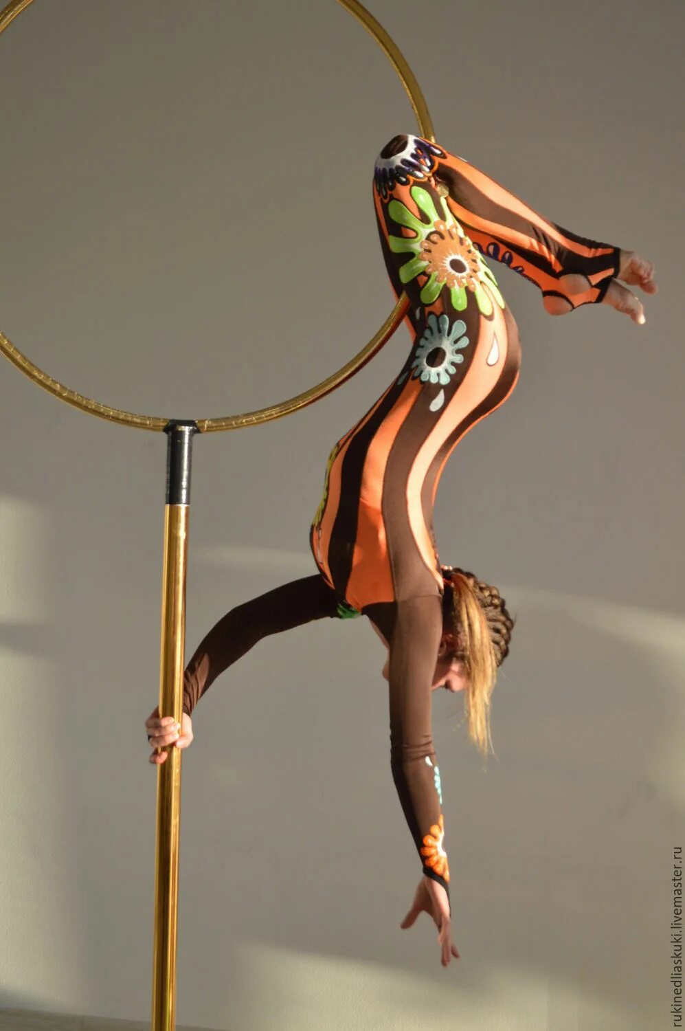 Костюмы для воздушной гимнастики для выступлений. Комбинезон для воздушных полотен. Комбинезон для воздушной гимнастики. Комбинезон для воздушной акробатики. Воздушная гимнастика на полотнах.