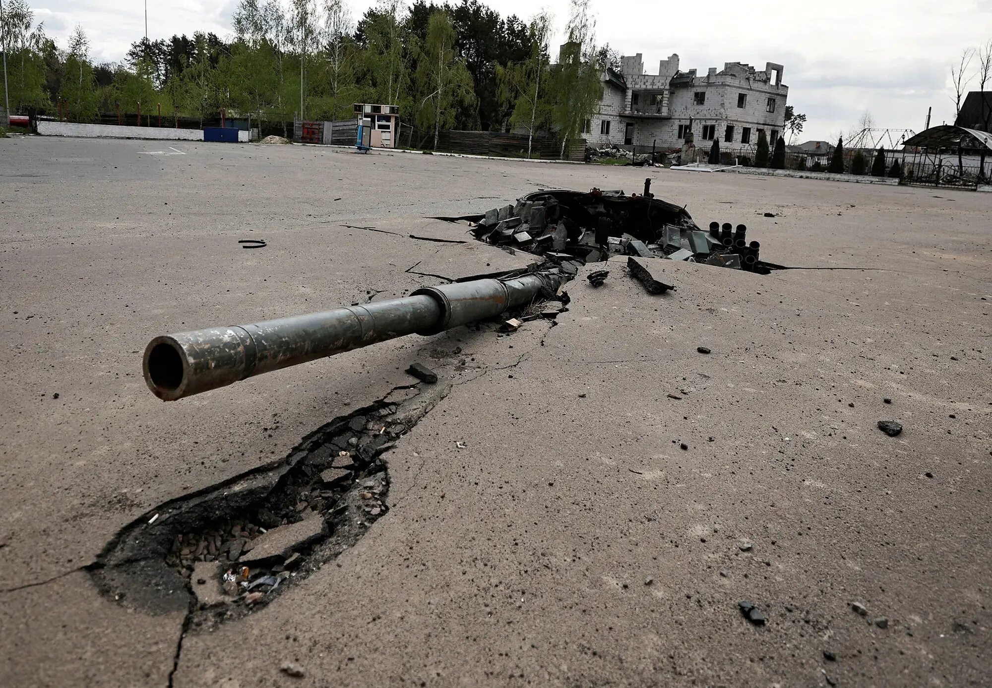 Разбили рф. Сгоревшие танки на Украине 2022. Оторванная башня танка на Украине.