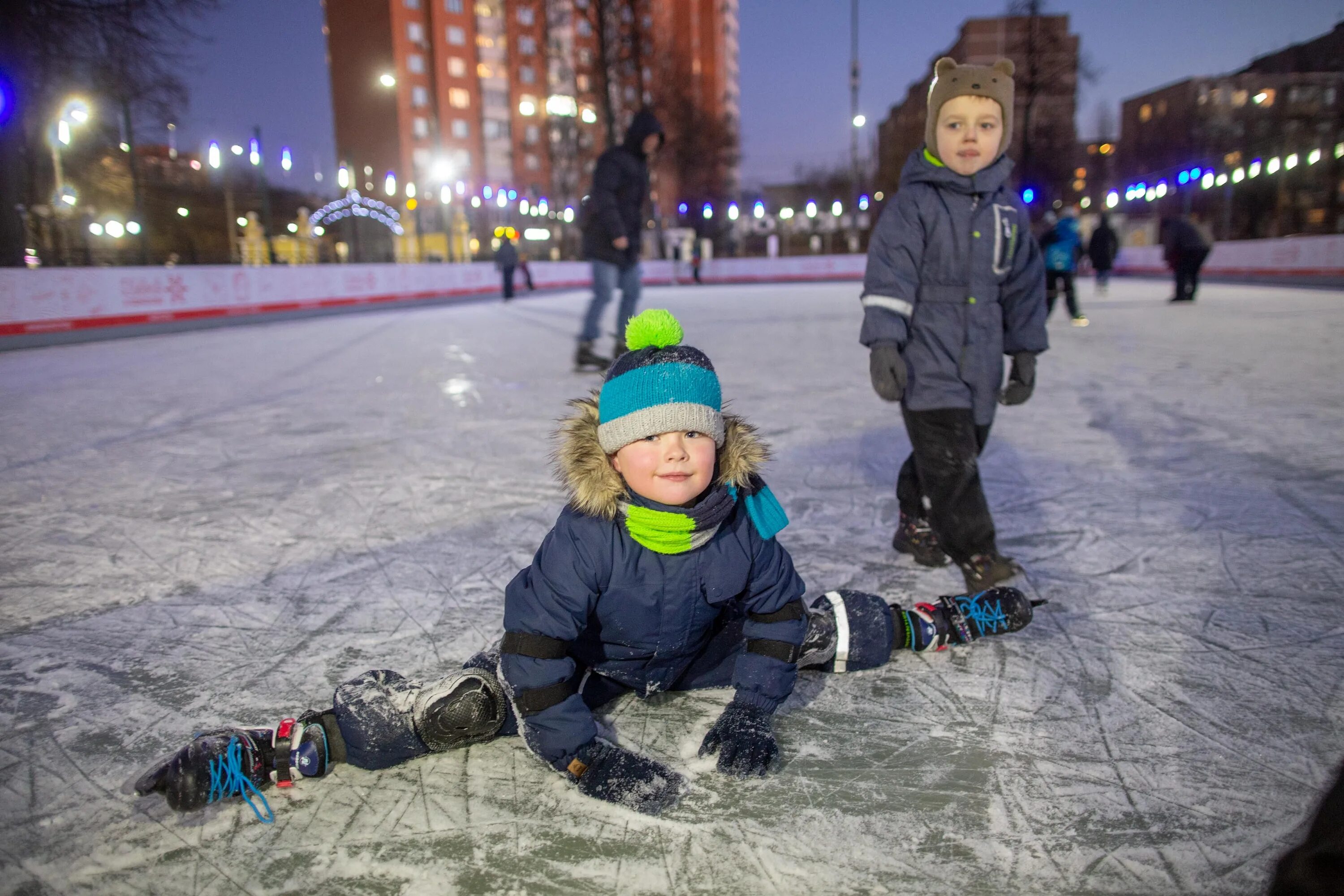 Подольск теплый стан. Каток в парке талалихина подольск. каток теплый стан 1б. парк талалихина подольск 2025. каток на теплом стане 1б.