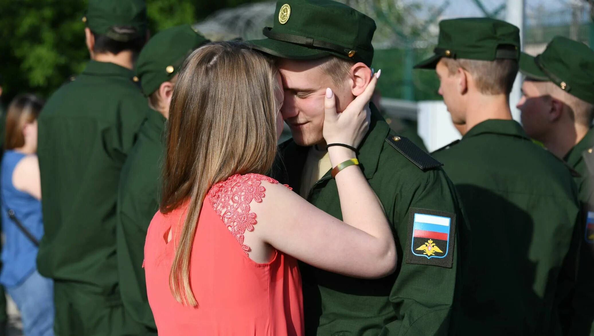 Призыв Крым. Женщины новобранцы. Армия России девушка и парень. Женщина и призывники.