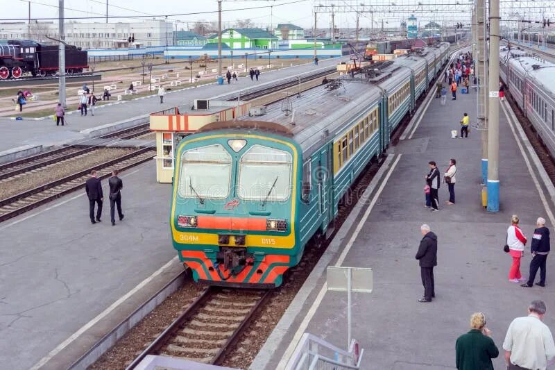 Электричка барабинск новосибирск. Поезд сибиряк новосибирск. Локомотивы ржд. Памятник электровоз чс2-010 барабинск. Эп2к 104.